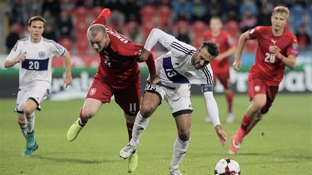 esk tonk Michael Krmenk (vlevo) a Alessandro Della Valle ze San Marina bojuj o m.