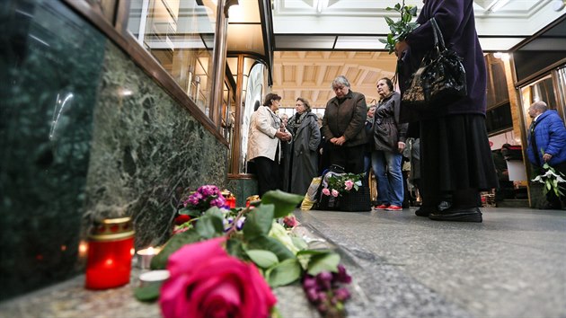 Lidé čekají před vchodem do Divadla ABC, aby se mohli rozloučit se zesnulou Květou Fialovou (5. října 2017).