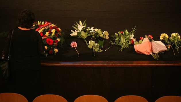 Záběr na jeviště Divadla ABC, které hostí veřejné rozloučení s Květou Fialovou (5. října 2017)