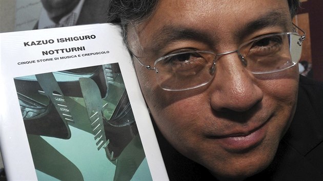 Kazuo Ishiguro pózuje s italským vydáním své knihy při příležitosti převzetí ceny Giuseppa Tomasi di Lampedusa (8. srpna 2017).