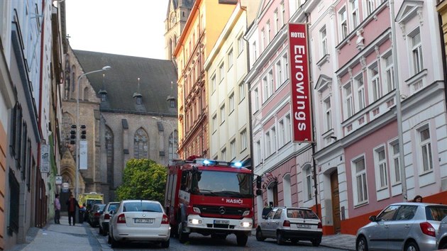 V hotelu v Milov ulici na praskm ikov hoelo. Hasii z budovy evakuovali tinct lid, osm jich skonilo v pi zchran. (2.10.2017)