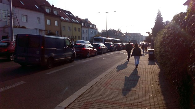 Doprava v ulici K Bohnicím v ranních hodinách kolabovala kvůli novému zákazu vjezdu. Lidé museli na metro pěšky. (2.10.2017)