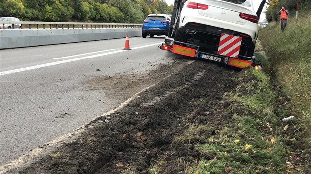 D�lnice D8 stoj� sm�rem na Prahu, tvo�� se kilometrov� kolony (6.10.2017)