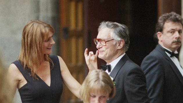 Hugh Hefner a jeho druh� man�elka Kimberley Conradov� (Chicago, 15. �ervence 1995)