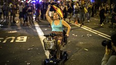 Barcelona. Protesty proti policejnímu zásahu bhem katalánského referenda o...