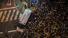 Barcelona. Protesty proti policejnímu zásahu bhem katalánského referenda o...