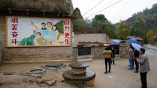 Lidé se dívají na fotografie Si in-pchinga v jeskynním dom, kde Si in-pching v mládí il, Liang-ia-che. (22. íjen 2016) 