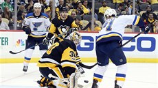 Branká Matt Murray z Pittsburghu zasahuje ped dotírajícím Vladimírem Sobotkou...