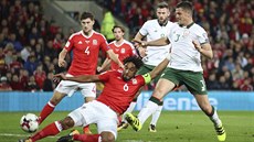 TVRDÝ BOJ. Ve skluzu je kapitán Walesu Ashley Williams, vpravo dotírá Ciaran...
