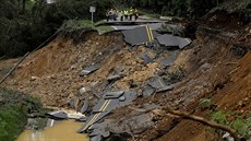 Tropická bouře Nate zničila silnici na Kostarice (6.10.2017).