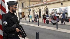 Policista hlídkuje u nádraí v Marseille poté, co tam pachatel ubodal dv eny...