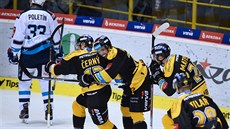 Litvínovský úto�ník �erný se raduje z gólu, který vst�elil rivalovi z Chomutova.