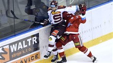 Andrej Kudrna ze Sparty v souboji s olomouckým Markem La�em