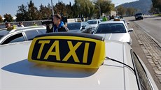 Brnntí taxikái vyjeli na podporu praských koleg na protest proti Uberu....