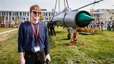 Britský umlec Roger Hiorns nechal zakopat letadlo Mig-21 ped laserovým...