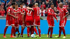 Hrái Bayernu oslavují gól v síti Herthy Berlín.