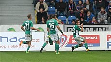 Hráči Bohemians oslavují gól v síti Plzně.