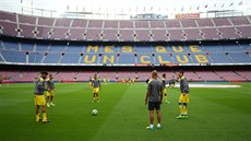 Hrái Las Palmas se rozcviují ped prázdnými tribunami v Barcelon.