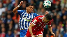 Karim Rekik z Herthy Berlín (vlevo) vít�zí v hlavi�kovém souboji nad Robertem...