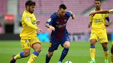 Lionel Messi z Barcelony (u míe) v utkání s Las Palmas.