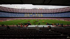 Pohled na prázdný stadion Camp Nou ped utkáním domácí Barcelony s Las Palmas.