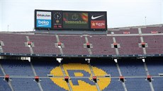 Prázdné tribuny barcelonského stadionu Camp Nou v utkání s Lam Palmas.