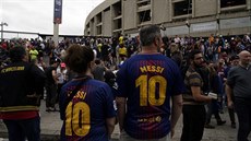 Fanouci Barcelony podporovali svj tým alespo ped stadionem Camp Nou.