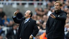 Trenér Newcastlu Rafael Benitez (vlevo) diriguje své gráe v zápase s...