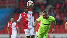 Brn�nský Jan Polák hlavi�kuje v utkání se Slavií.