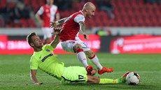 Miloslav Stoch ze Slavie pichází o mí po skluzu brnnského Miloe Kratochvíla.