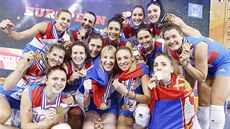 Srbské volejbalistky slaví ve finále evropského ampionátu proti Nizozemsku.