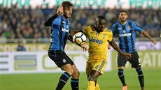 Blaise Matuidi z Juventusu (ve lutém) v souboji o mí s Bryanem Cristantem z...