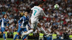 Cristiano Ronaldo z Realu Madrid hlavikuje v utkání proti Espanyolu.