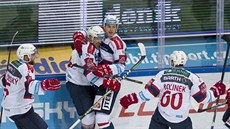 Pardubický Vladislav Bojko (druhý zprava) v objetí spoluhrá�� po gólu v síti...