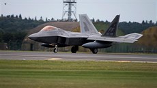 Americký stroj F-22 na základn Lakenheath v Británii