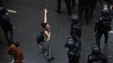 panlská policie tvrd zasáhla proti Kataláncm, kteí chtli hlasovat o...