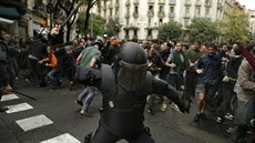 panlská policie tvrd zasáhla proti Kataláncm, kteí chtli hlasovat o...