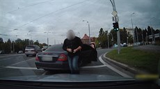 Hrubý zákrok policistů v civilu proti řidiči z Karlovarska