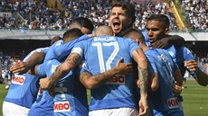 Fotbalisté Neapole slaví vstřelený gól během zápasu proti Cagliari.