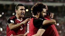 Egypttí fotbalisté se radují ze vstelené branky v utkání s Kongem.