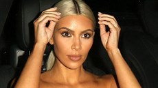 Kim Kardashianová se nechala obarvit na blond. Odrosty svých tmavých vlasů ale...