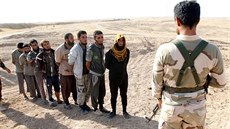 Kurdský pemerga zatýká bojovníky Islámského státu nedaleko msta Kirkúk na...