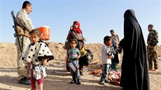 Kurdtí pemergové pomáhají lidem, kteí utekli ze svých domov, do...
