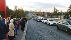 Ranní kolony a lidé marně vyhlížející autobusy na zastávce Poliklinika Modřany...