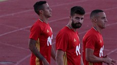 Barcelonský stoper Gerard Piqué (uprost�ed) jde na h�i�t� p�ed tréninkem...