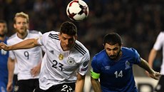 Ázerbájd�ánský stoper Ra�at Sadygov (vpravo) v souboji s n�meckým úto�níkem...