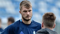 Mladoboleslavský úto�ník Nikolaj Komli�enko si za faul na Davida Limberského...