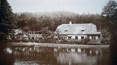 elezný hamr na snímku z roku 1900. Tam, kde byl rybník, dnes tee zarostlý...