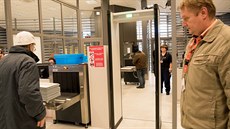 Nové bezpe�nostní rámy u vstupu do prostor dukovanské jaderné elektrárny.