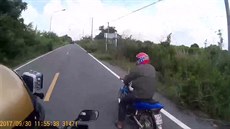 Dvojice policist na motorce nahánla motocyklistu
